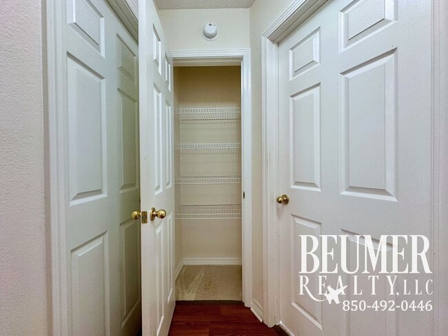 Building Photo - Charming 3-Bedroom Home in Lake Cook Estat...
