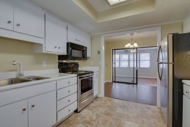 Building Photo - Spacious Three Bedroom in Goshen Lake