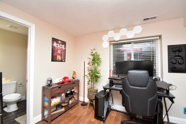 Building Photo - Spacious 4 Bed Murray Home with Huge Private Yard!