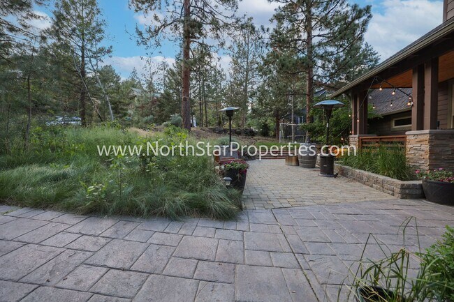 Building Photo - Spacious Five Bed Home in NW Bend