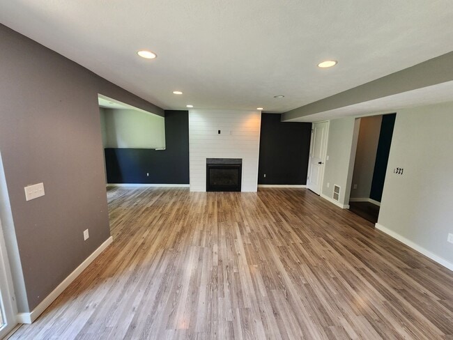 Building Photo - 3Bd 2BA near Jefferson Highschool!