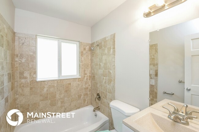 Building Photo - 165 Iris St