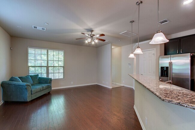 Building Photo - Immaculately Maintained 2/2.5 Townhome In ...