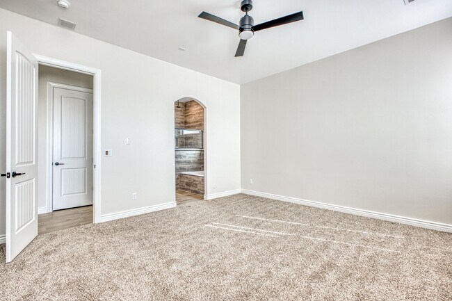 Building Photo - Beautiful East side House 4 bed-2.5 baths, part of The Overlook Casa Club that includes Swimming ...