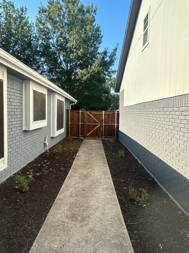 Side - 627 Mountain Side Dr