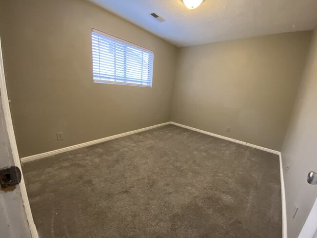Building Photo - ***PETS ALLOWED*** 4-Bedroom home in Saint...