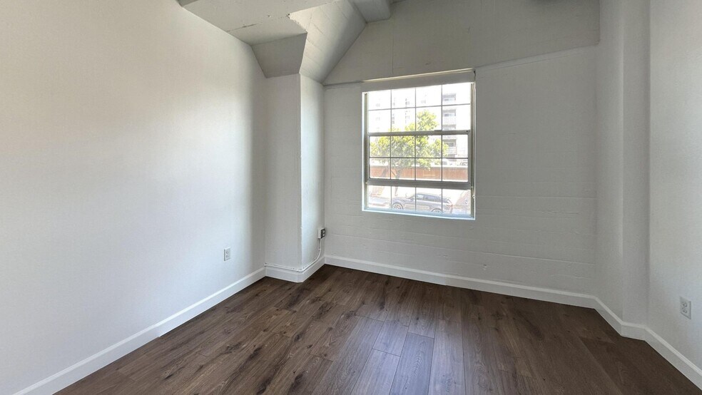 Building Photo - 3550 W 6th St
