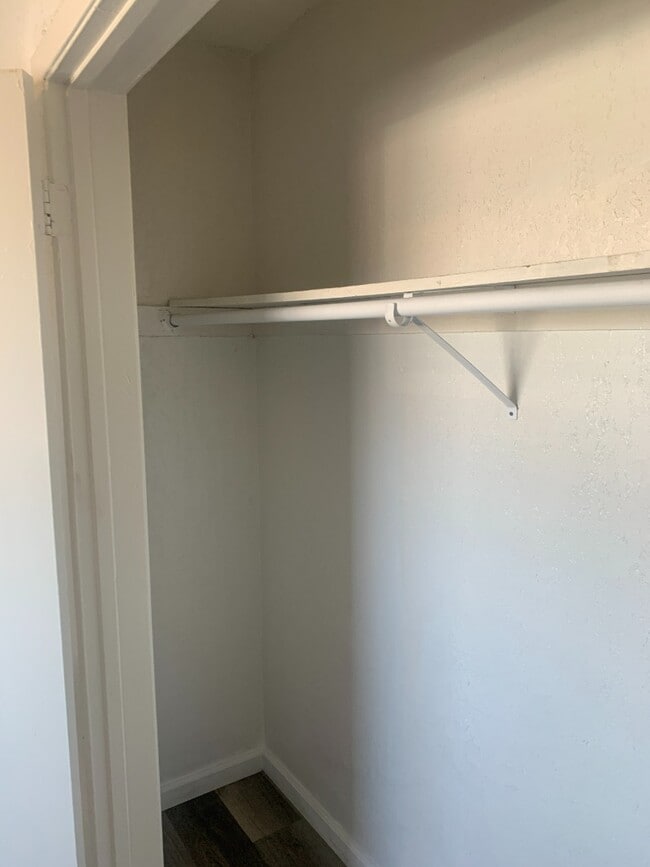 Building Photo - APARTMENT WITH NEW VINYL FLOORS