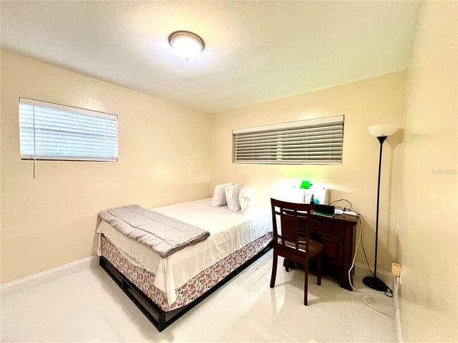 Building Photo - 5009 Deauville Dr