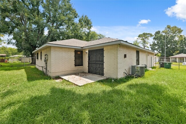 Building Photo - 7111 Pinehook Ln