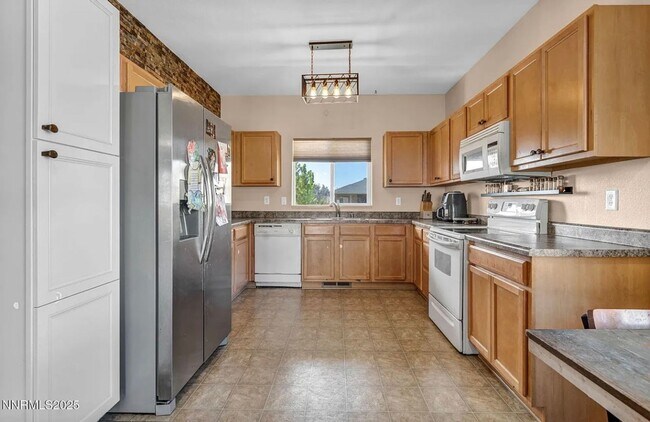 Building Photo - Great Location - Centrally Located - Quick...