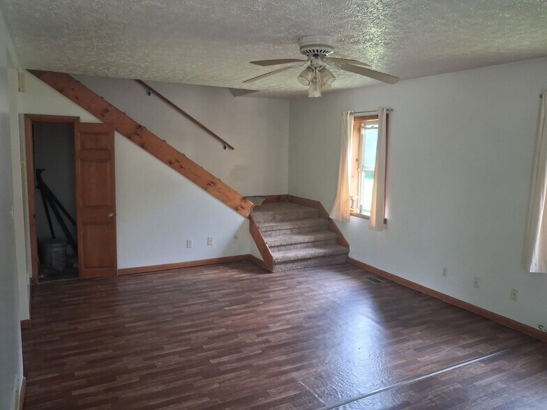 Building Photo - 493 Brookside Dr