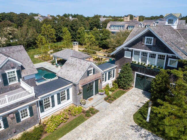 Building Photo - 3 Field Club Dr