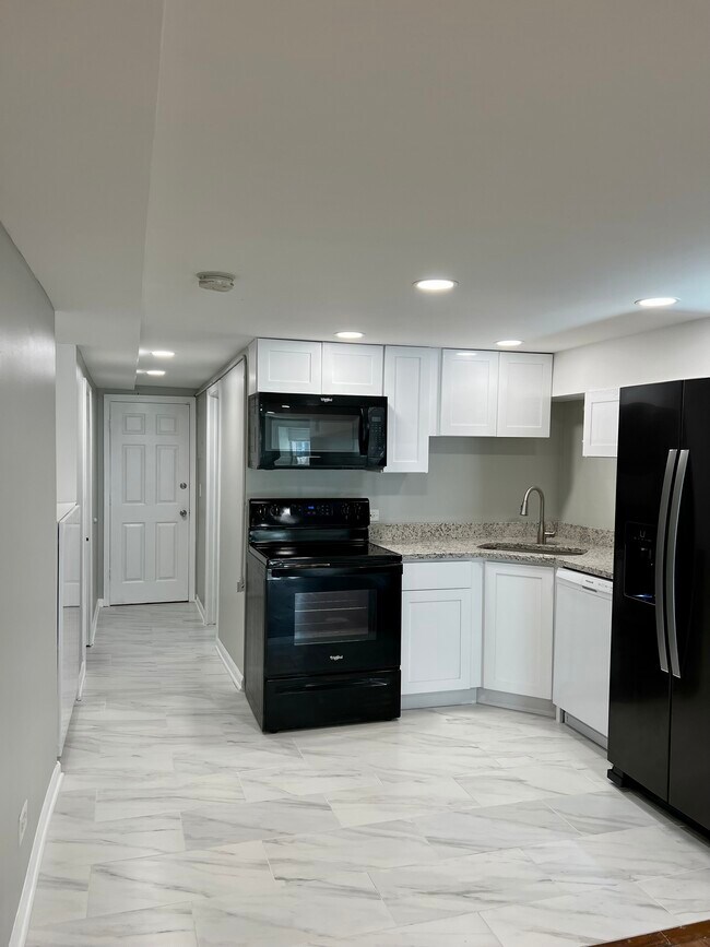 Building Photo - 1833 N Sawyer Ave