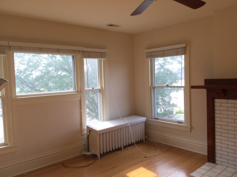 Livingroom Windows - 113 N Batavia Ave