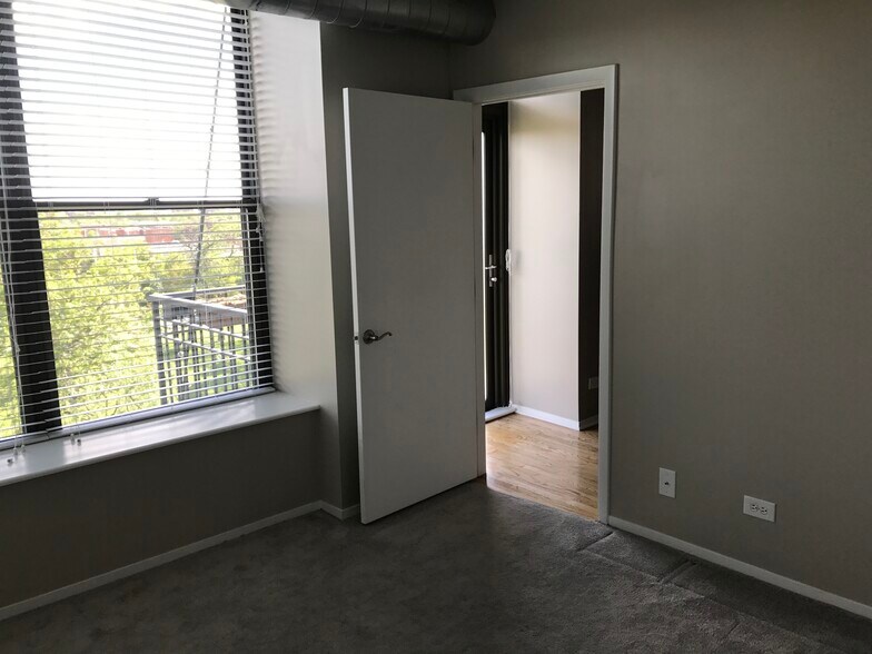 good size fully enclosed Second bedroom with a large window - 811 S Lytle St