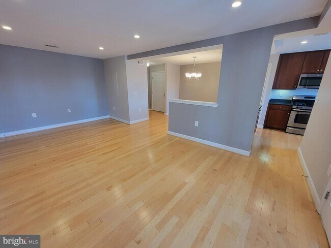 Building Photo - 4151 S Four Mile Run Dr