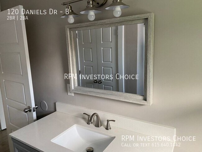 Building Photo - Lovely, modern 2bd/2ba near to Downtown Fr...