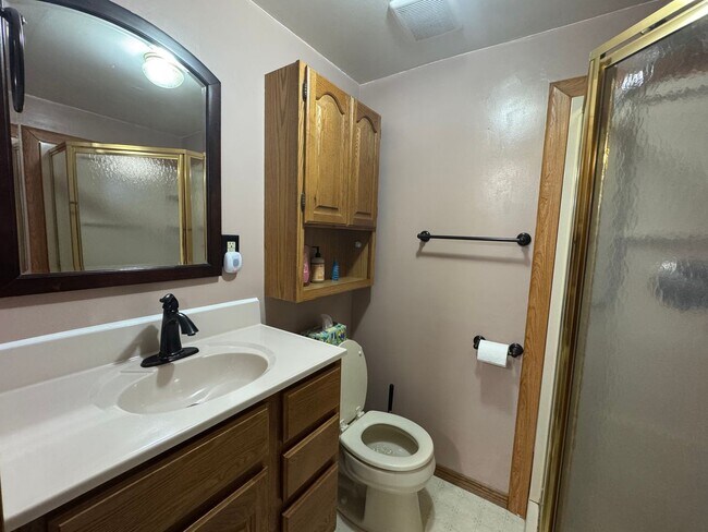 Building Photo - Cute Home in Central Bismarck with Huge Garage