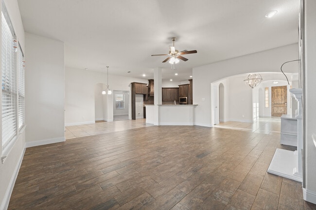 Building Photo - 105 Live Oak Dr