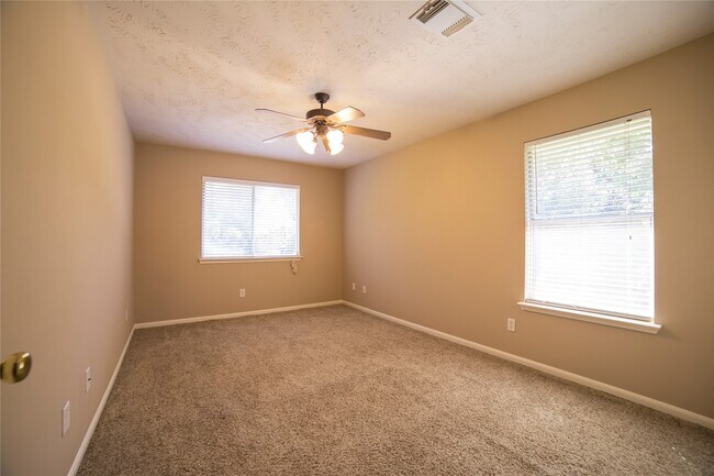 Building Photo - 10035 Magnolia Way