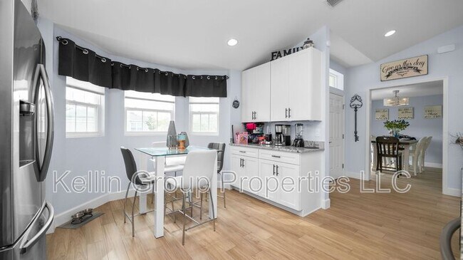 Building Photo - 4762 Drake Ave