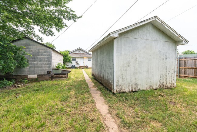 Building Photo - Beautiful 2 Bed 1 Bath in Quiet Area