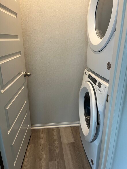 Building Photo - 28019 Oakdale Dr