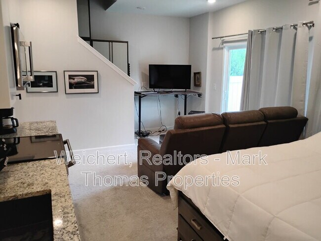 Building Photo - 1035 Manorhaven Dr