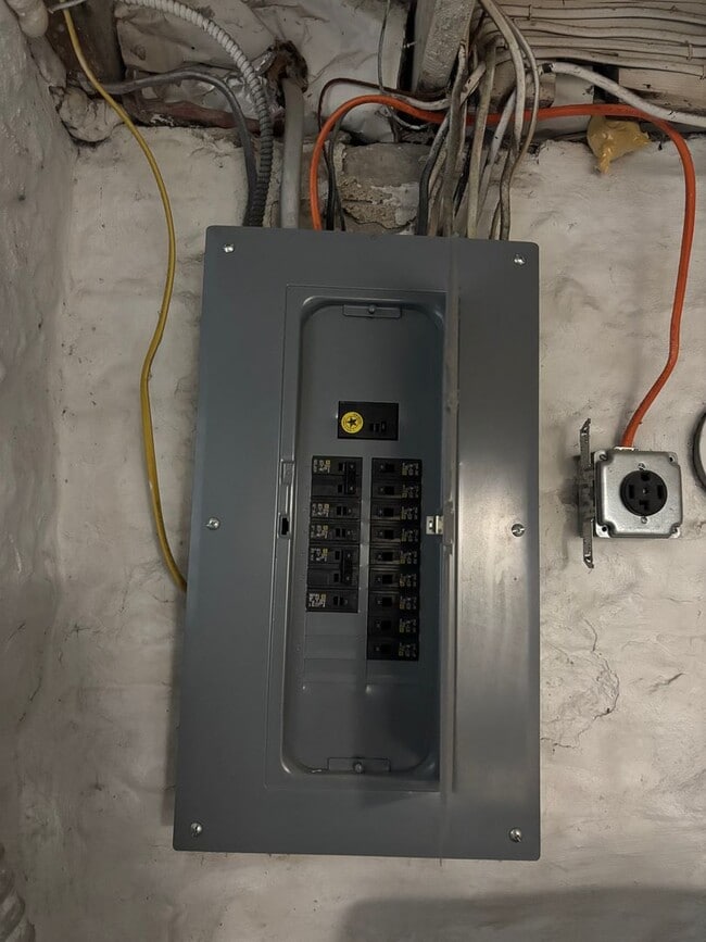 Building Photo - Completedly Remodeled 2+ Bedroom Home