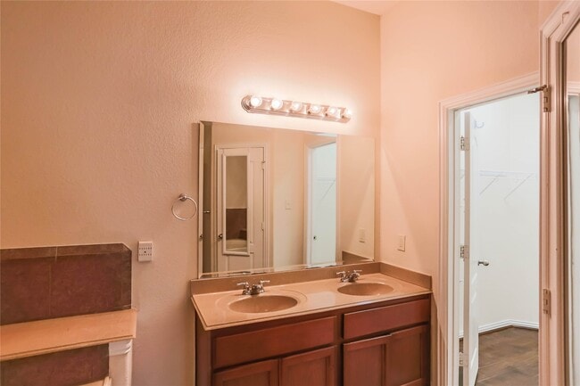 Building Photo - 1327 Maple Ace Dr