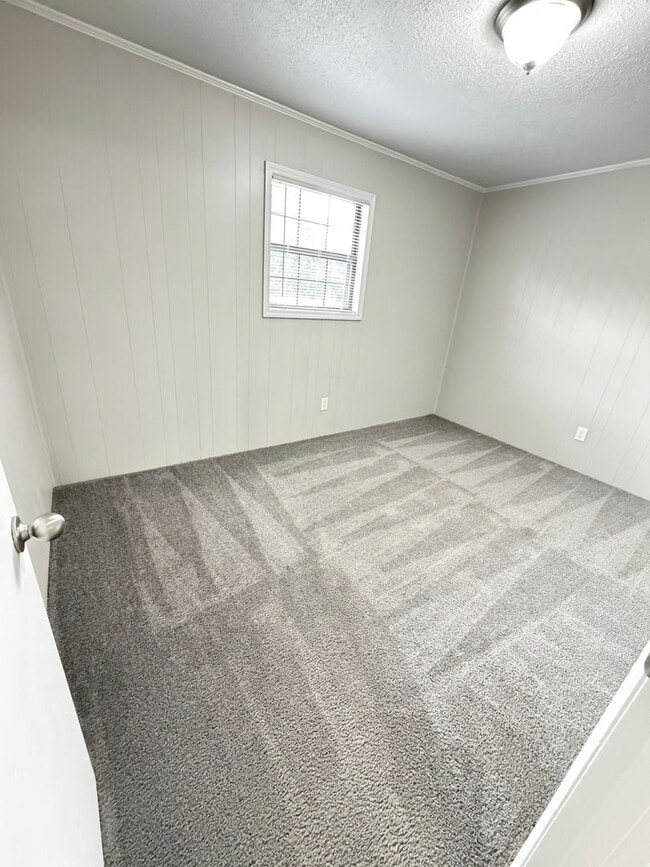 Building Photo - 3 Bedroom