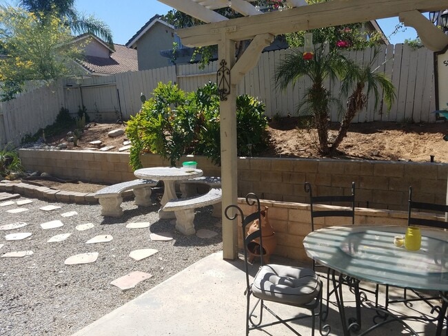 Building Photo - 4 bedroom 2.5 bath + Office Home in beauti...