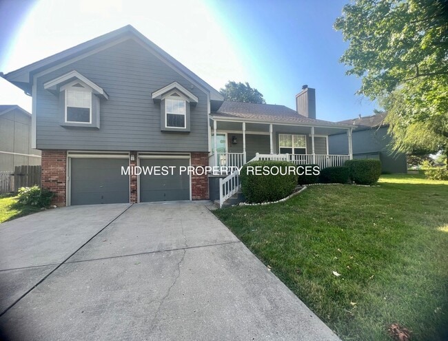Building Photo - Refreshing & Tidy Lee's Summit Split for L...