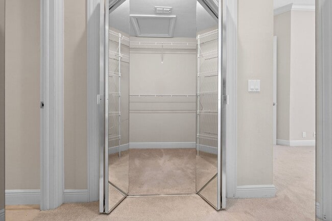 Building Photo - 4-Bedroom house in Livingston Woods on 2.5 Acre Property!