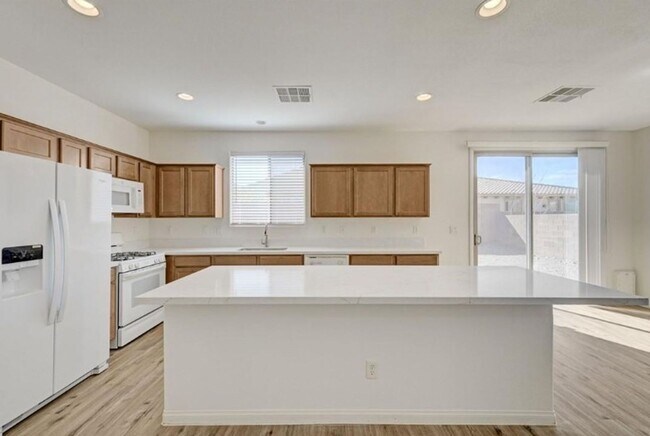 Building Photo - BEAUTIFUL 4 BEDROOM HOME IN GUARD GATED COMMUNITY!