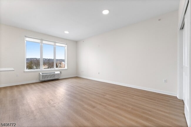 Building Photo - 321 E 3rd St