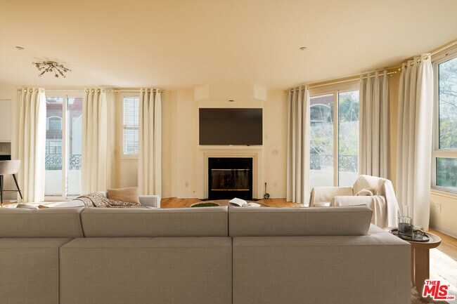 Building Photo - 2030 S Bentley Ave