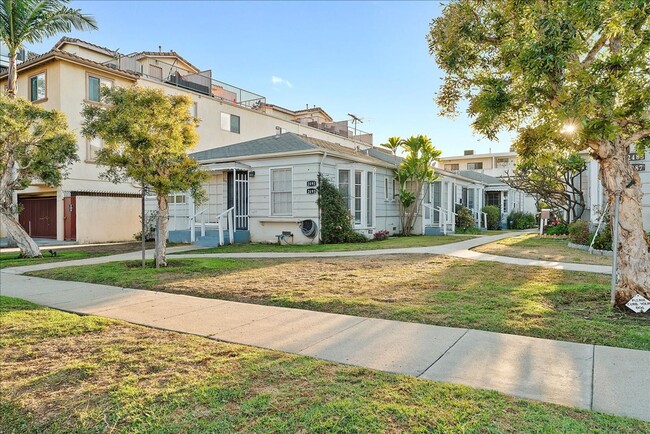 Building Photo - Charming Mid-Century Bungalow Style Apartm...