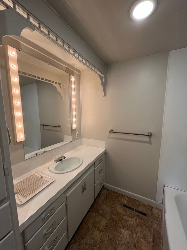 Building Photo - 2 Bedroom - 1 bath apartment