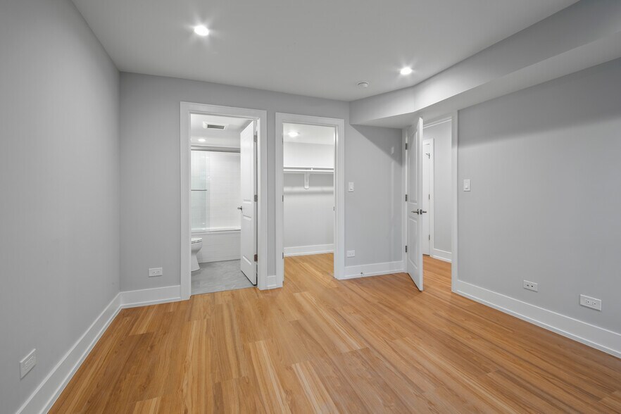 Building Photo - 1370 W Evergreen Ave