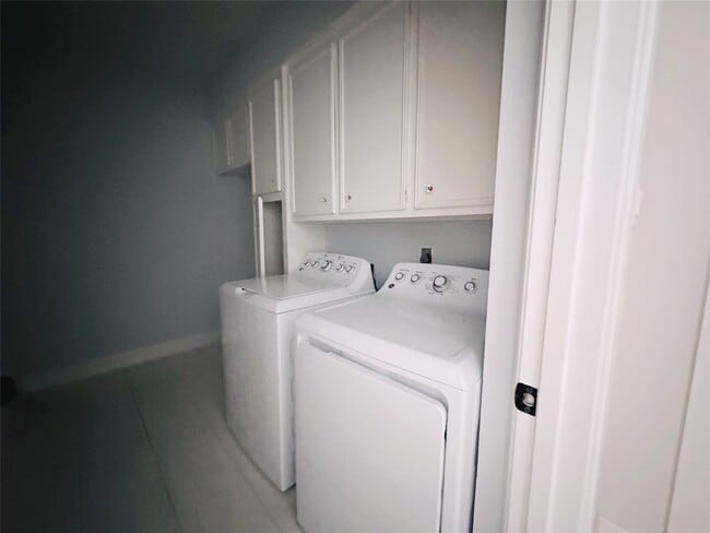 Building Photo - 3202 La Quinta Dr