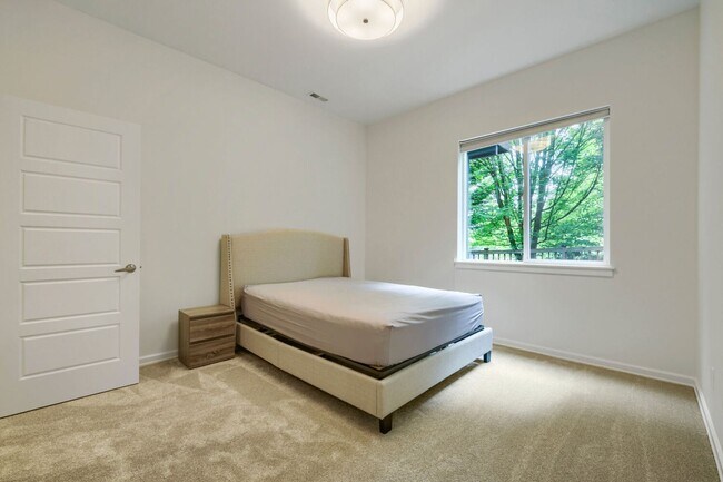 Building Photo - 5bd/3.5ba Bellevue Hoome