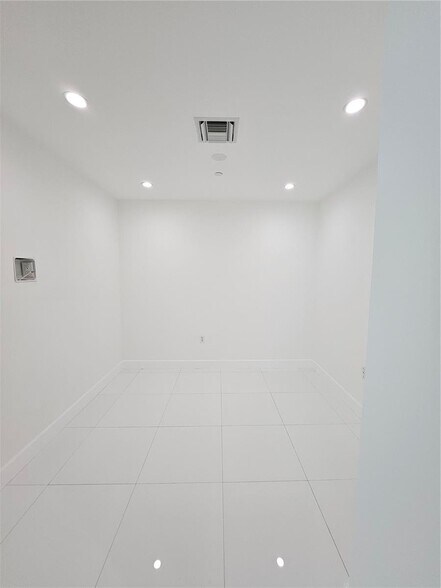Building Photo - 900 Biscayne Blvd