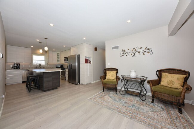 Building Photo - Furnished Mequon 4 bedroom ranch