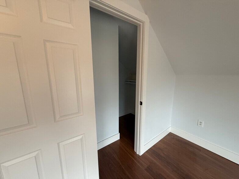 Building Photo - 1367 Burdette Ave