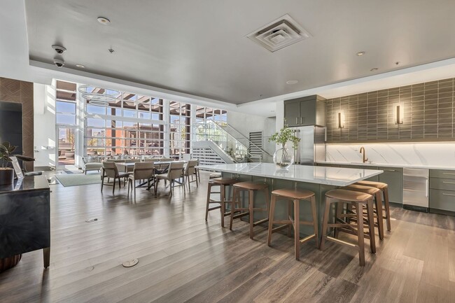 Building Photo - Awesome 1BE/1BA Condo in the Gulch w/2-res...