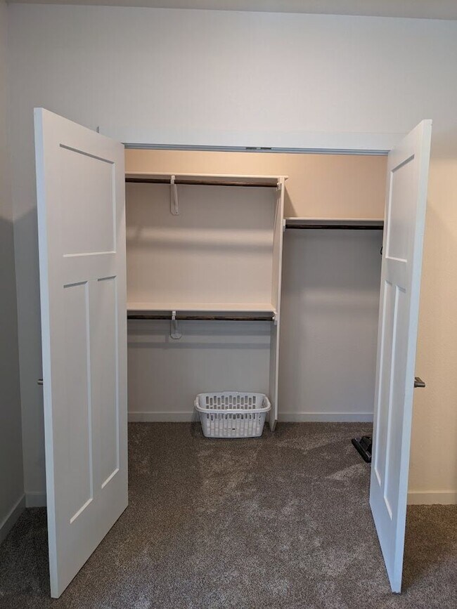 Building Photo - 3 Bed Luxury End Unit Townhome backs to Na...