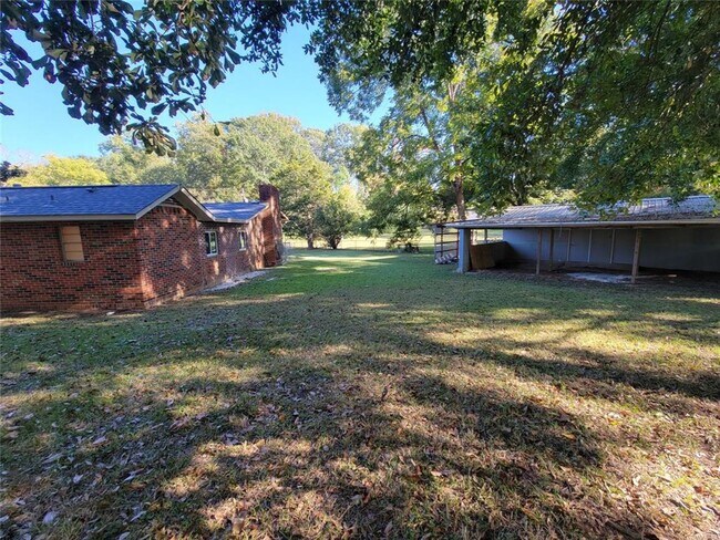 Building Photo - NEW Floors, Roof, Lights, Appliances, ect....