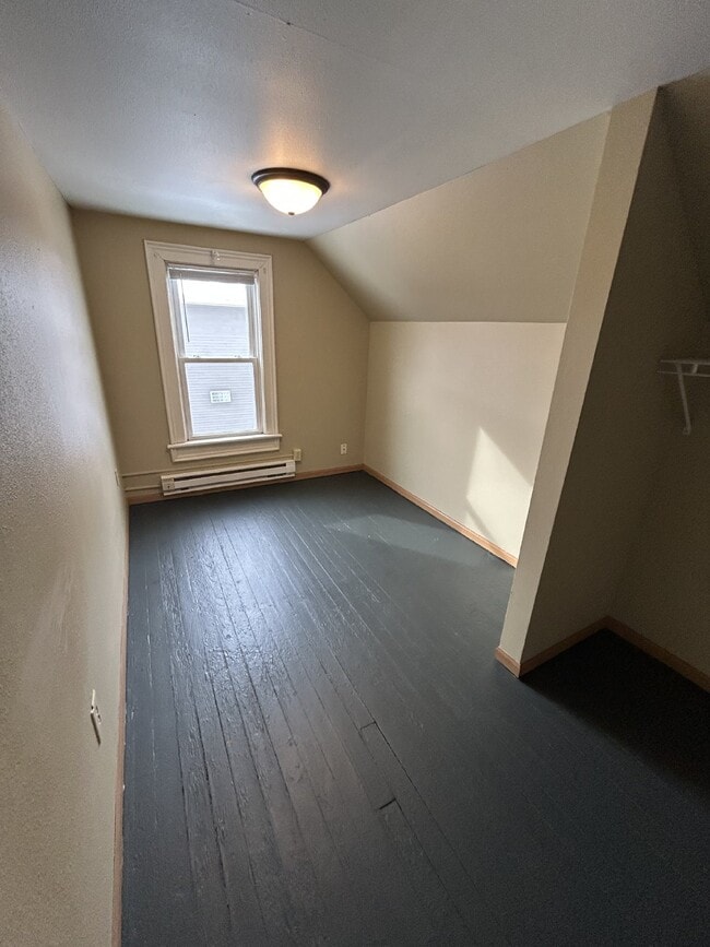 Building Photo - 4 bed 1 bath close to Water St, biking/walking trails, and Sonnentag, Available June 1st!